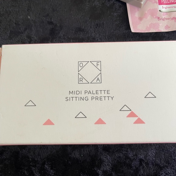 Assortment of brand name makeup - Picture 5 of 10